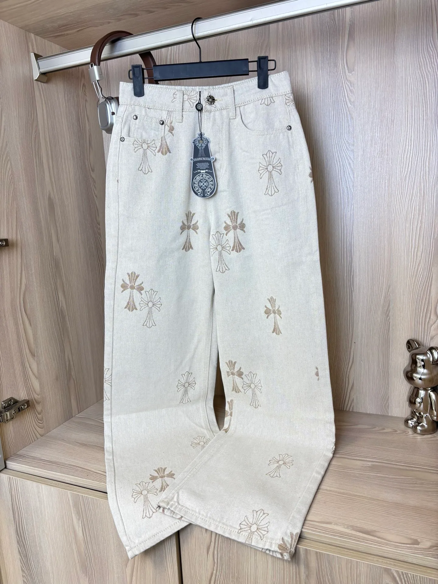 P230 Style number: DC 115# Chrome Hearts cross versatile denim straight pants. Highly recommended Chrome Hearts jeans. The low saturation composite fabric has good texture. Comfortable and not tight. Comfortable and non-restrictive. It makes you look taller and slimmer. It is easy to wear. It has a belly-control effect. It is loved by fashionistas. It is loosely cut, comfortable and stylish. It is full of design sense. The mid-high waist straight version is just the right length to stretch the leg lines🎀 Denim is very popular on the street. You can put any look on Instagram and blend it into various styles. It is suitable for all seasons. Color: Khaki Size: s m l xl (Picture 9️⃣Size chart)